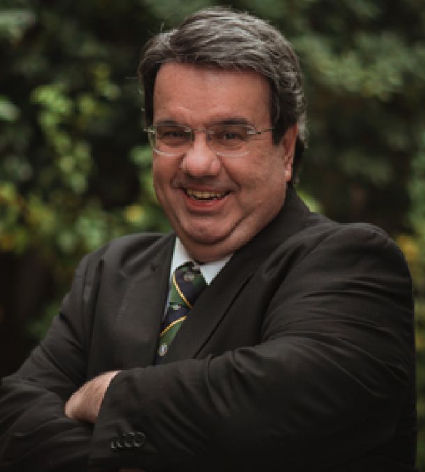 Leonardo Veiga da Universidade IEMM de Montevideo Uruguai com gravata e sorriso