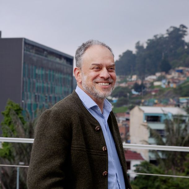 Profesor Roberto Gutiérrez representante de la Universidad de los Andes en el Consejo Editorial CBCC