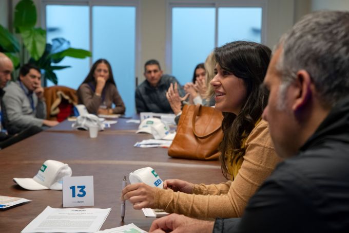 Profesora hablando en una mesa con otras personas en MBA de IEEE Universidad de Montevideo Uruguay
